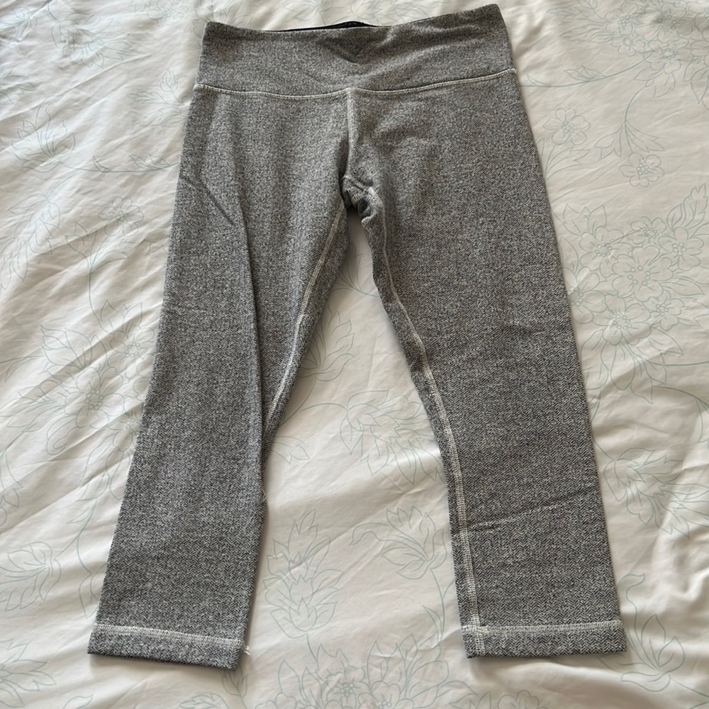 Lulu Herringbone capri leggings size 6